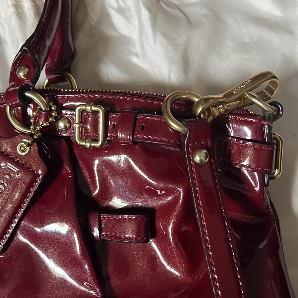 COACH: Large burgundy patent top handle bag with crossbody strap - Picture 11 of 12